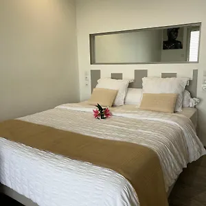 Lady Laying Appartement